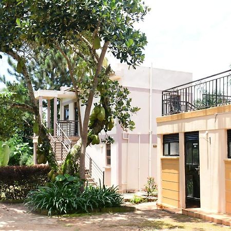 Golden Cherries Guest House Jinja Bagian luar foto