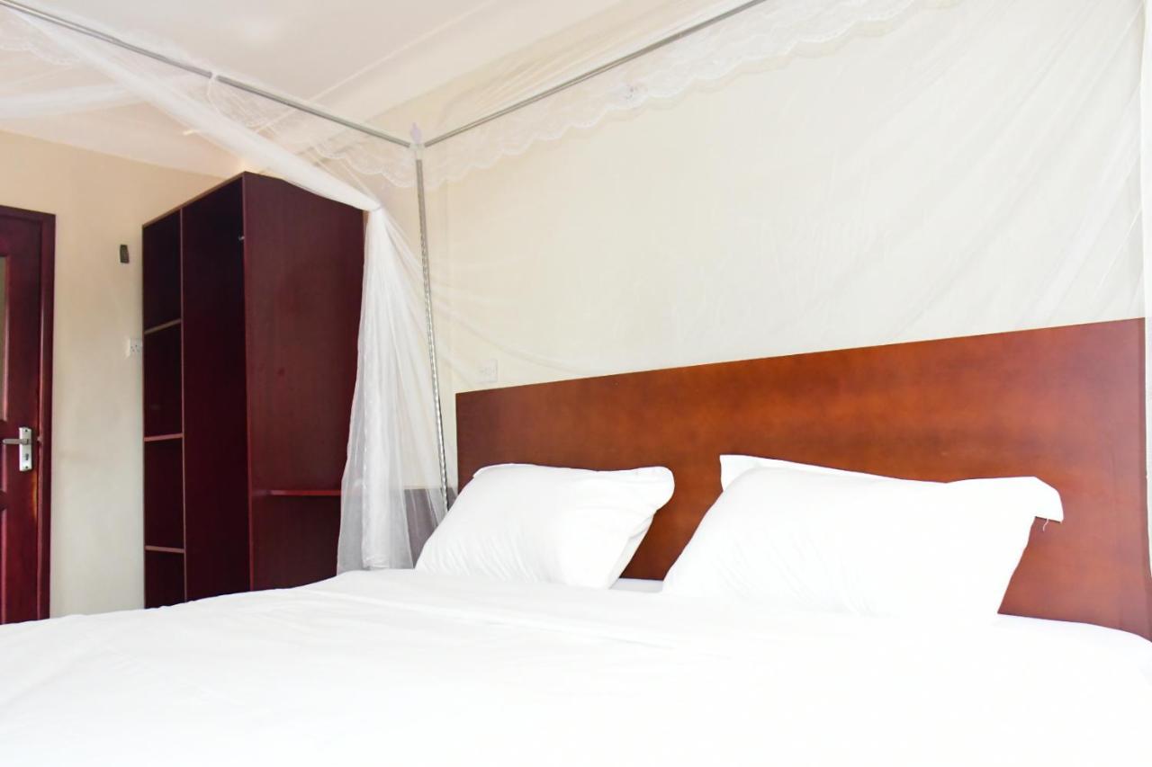 Golden Cherries Guest House Jinja Bagian luar foto