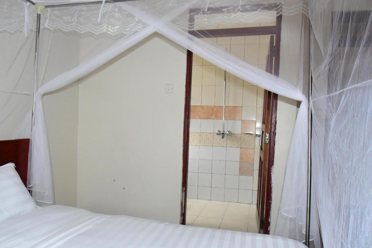 Golden Cherries Guest House Jinja Bagian luar foto