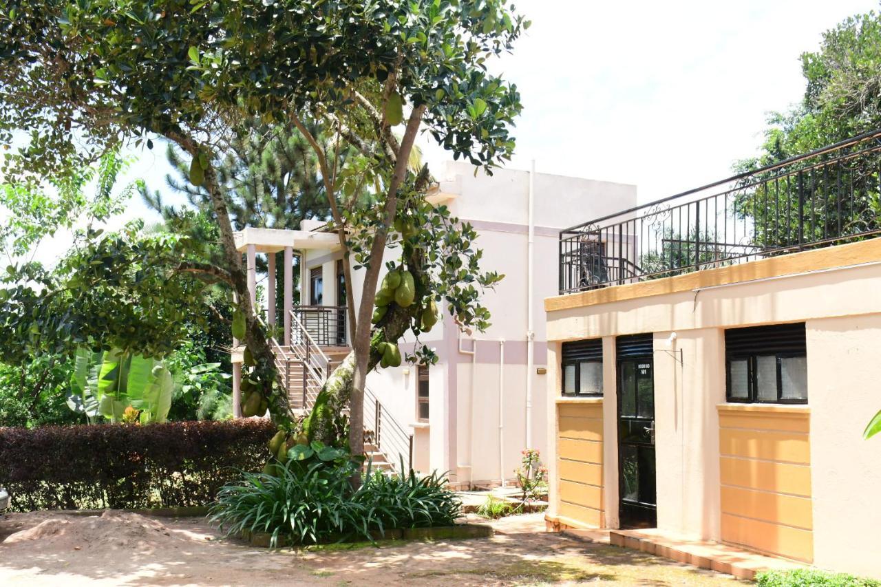 Golden Cherries Guest House Jinja Bagian luar foto