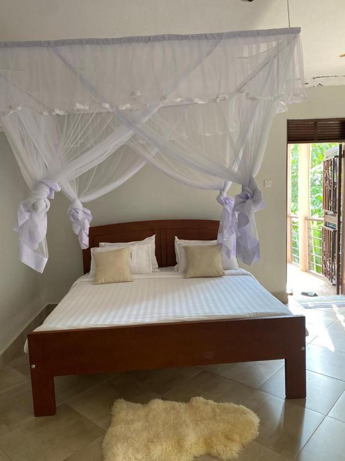 Golden Cherries Guest House Jinja Bagian luar foto