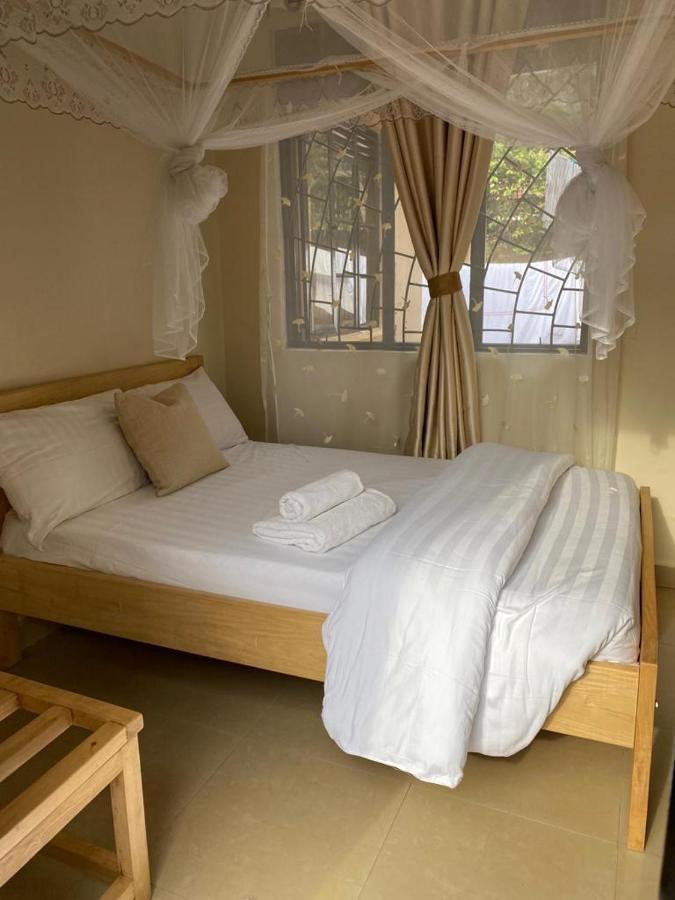 Golden Cherries Guest House Jinja Bagian luar foto