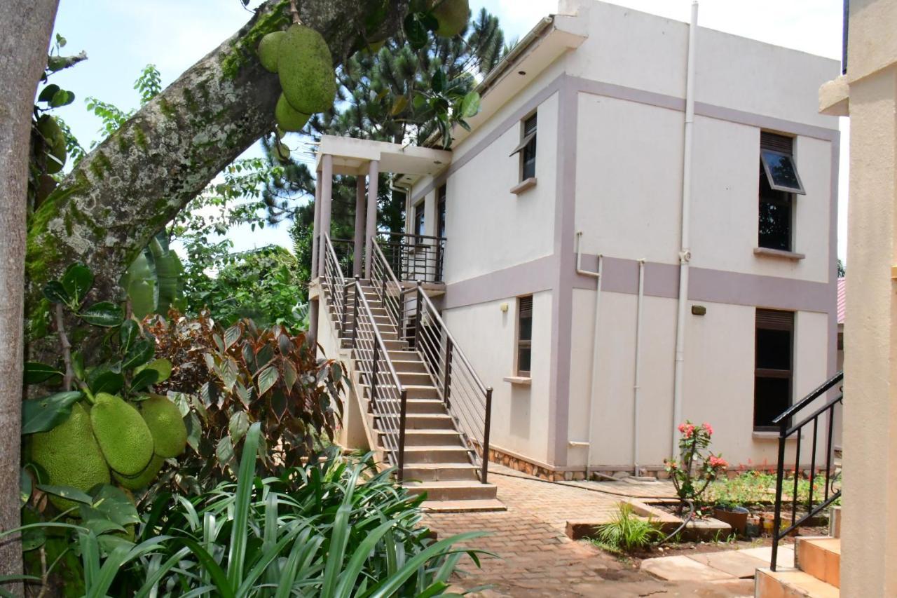 Golden Cherries Guest House Jinja Bagian luar foto