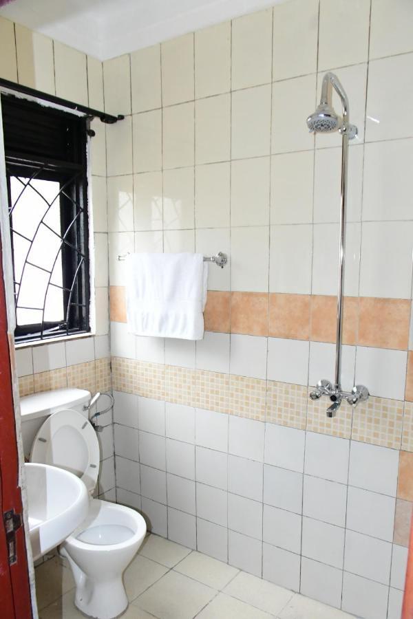 Golden Cherries Guest House Jinja Bagian luar foto