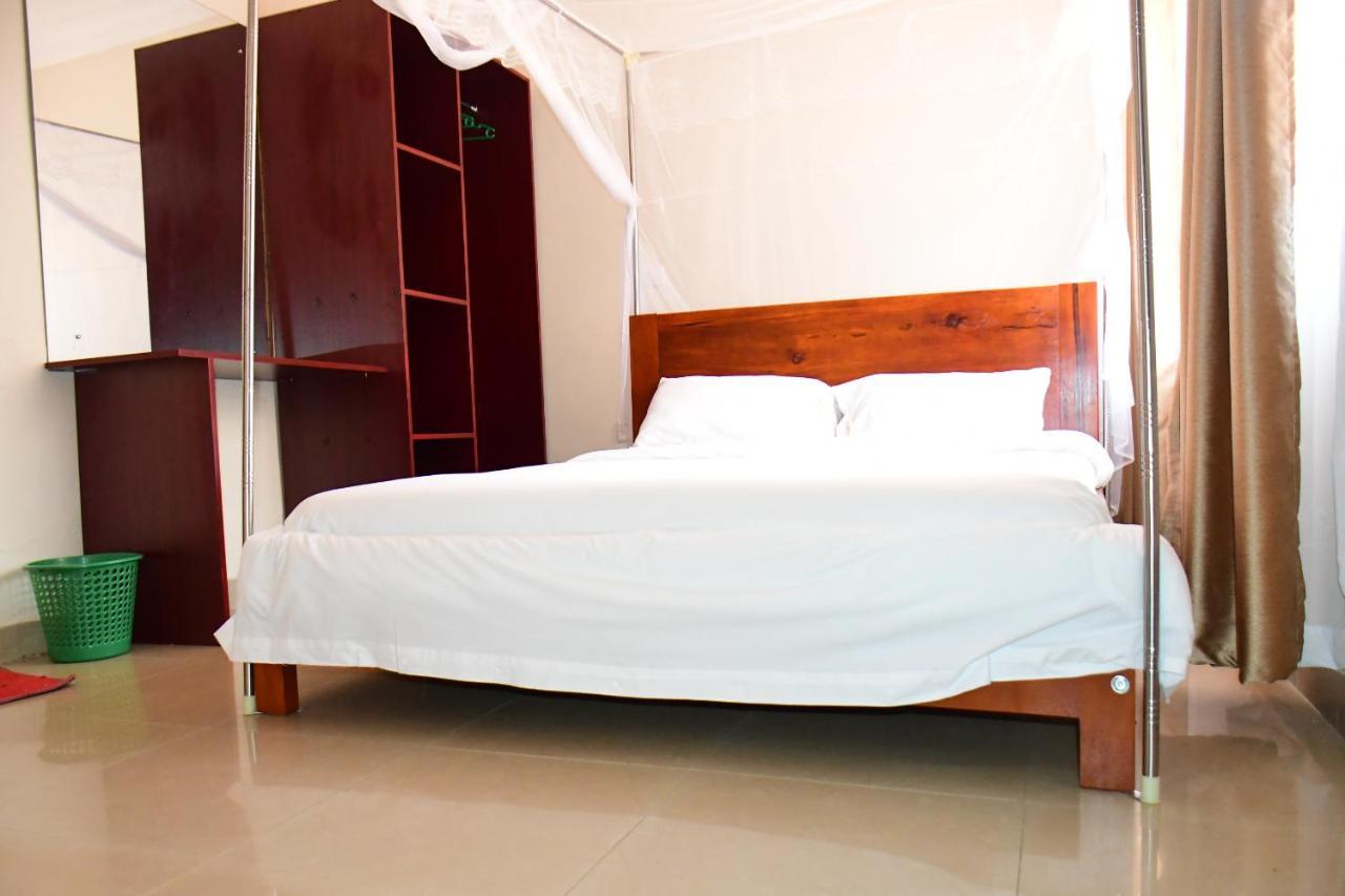 Golden Cherries Guest House Jinja Bagian luar foto
