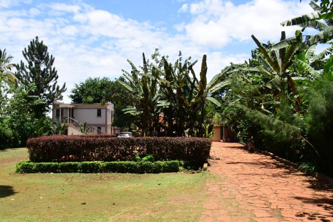 Golden Cherries Guest House Jinja Bagian luar foto