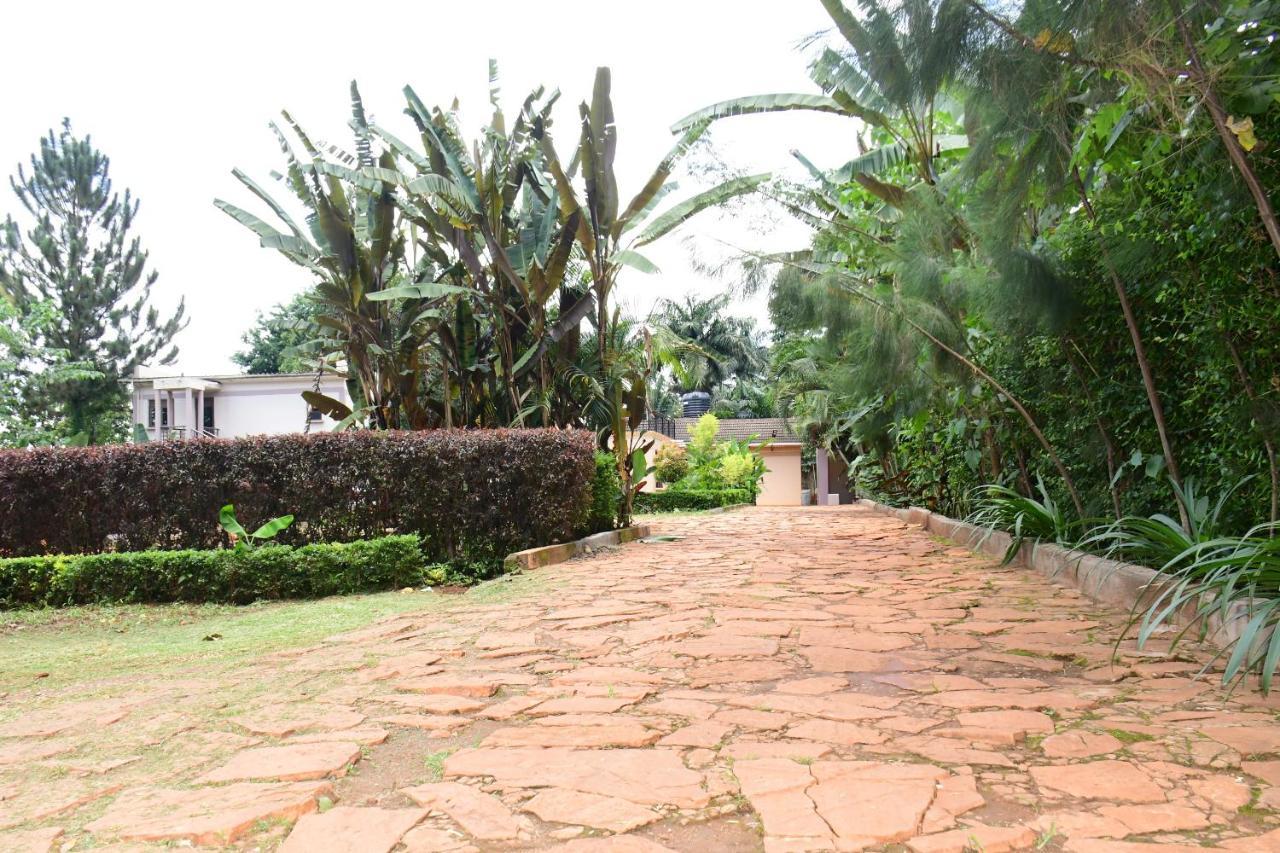Golden Cherries Guest House Jinja Bagian luar foto