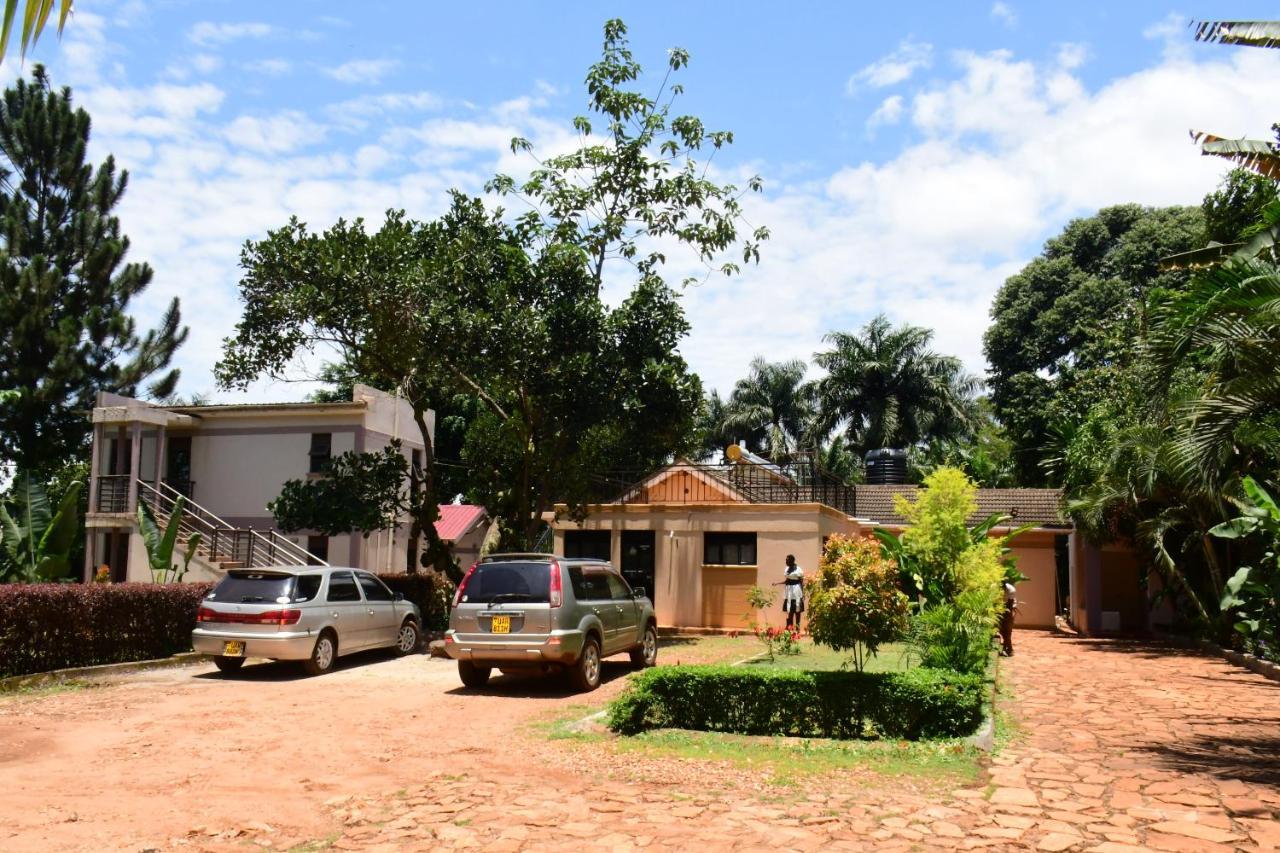 Golden Cherries Guest House Jinja Bagian luar foto