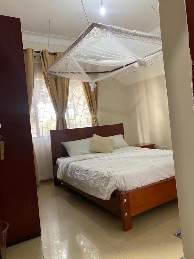Golden Cherries Guest House Jinja Bagian luar foto
