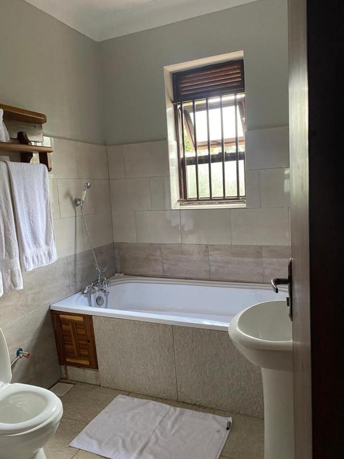 Golden Cherries Guest House Jinja Bagian luar foto