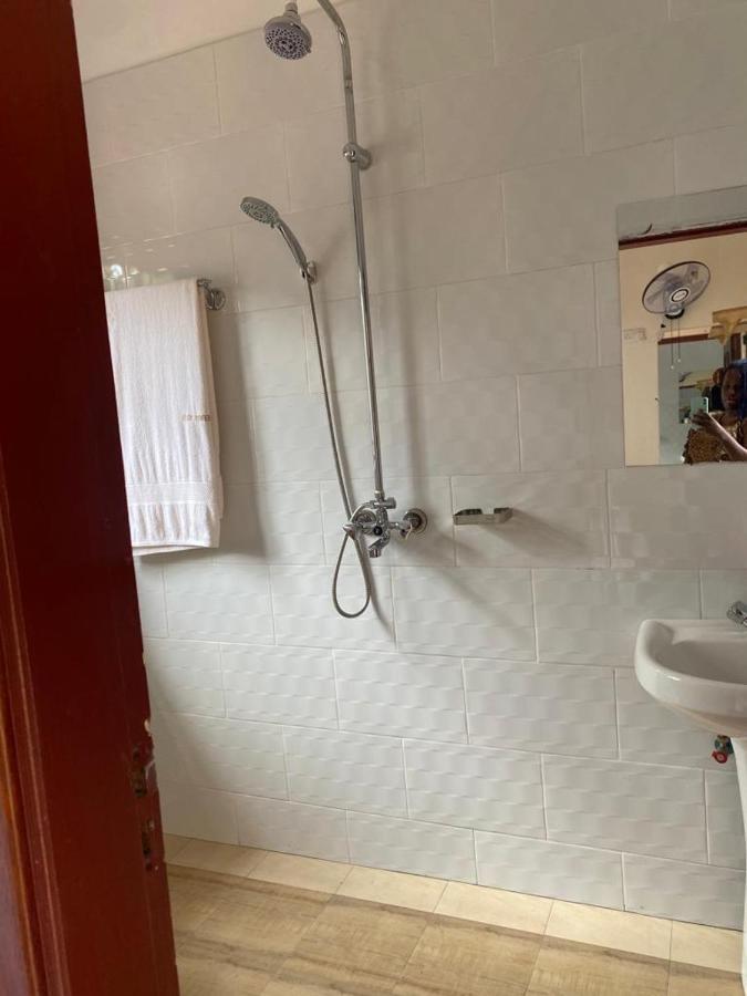 Golden Cherries Guest House Jinja Bagian luar foto