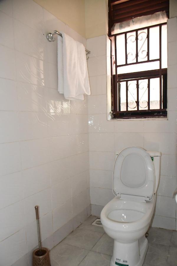 Golden Cherries Guest House Jinja Bagian luar foto