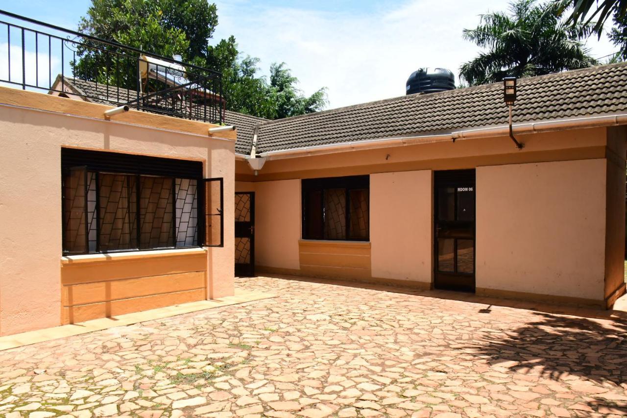 Golden Cherries Guest House Jinja Bagian luar foto