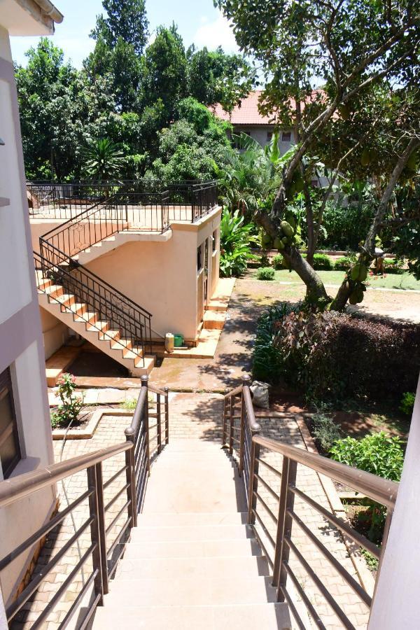 Golden Cherries Guest House Jinja Bagian luar foto