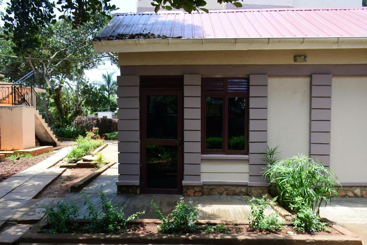 Golden Cherries Guest House Jinja Bagian luar foto