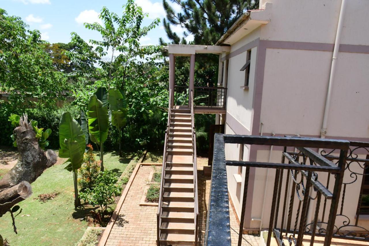 Golden Cherries Guest House Jinja Bagian luar foto