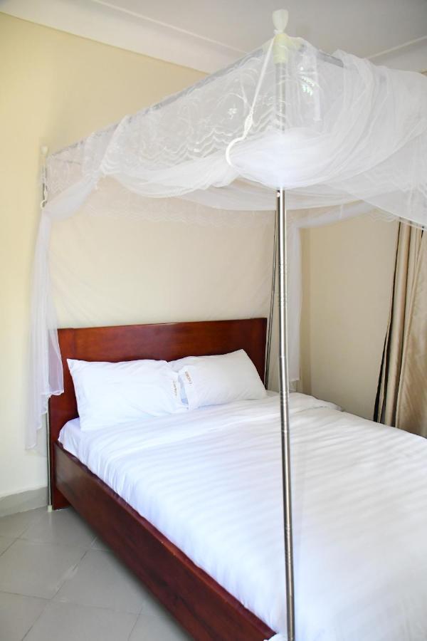 Golden Cherries Guest House Jinja Bagian luar foto