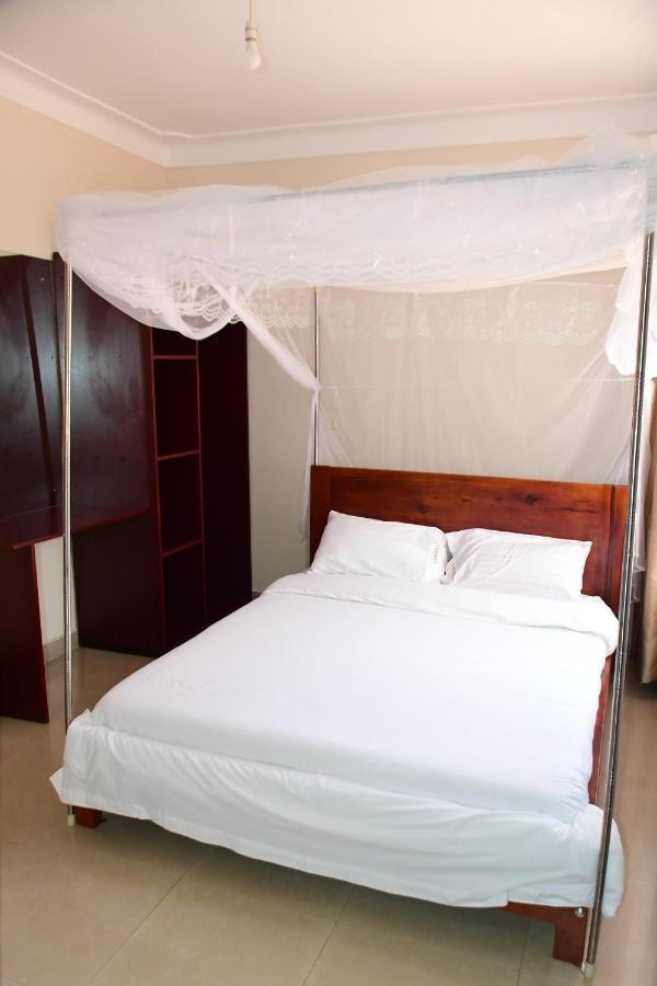 Golden Cherries Guest House Jinja Bagian luar foto