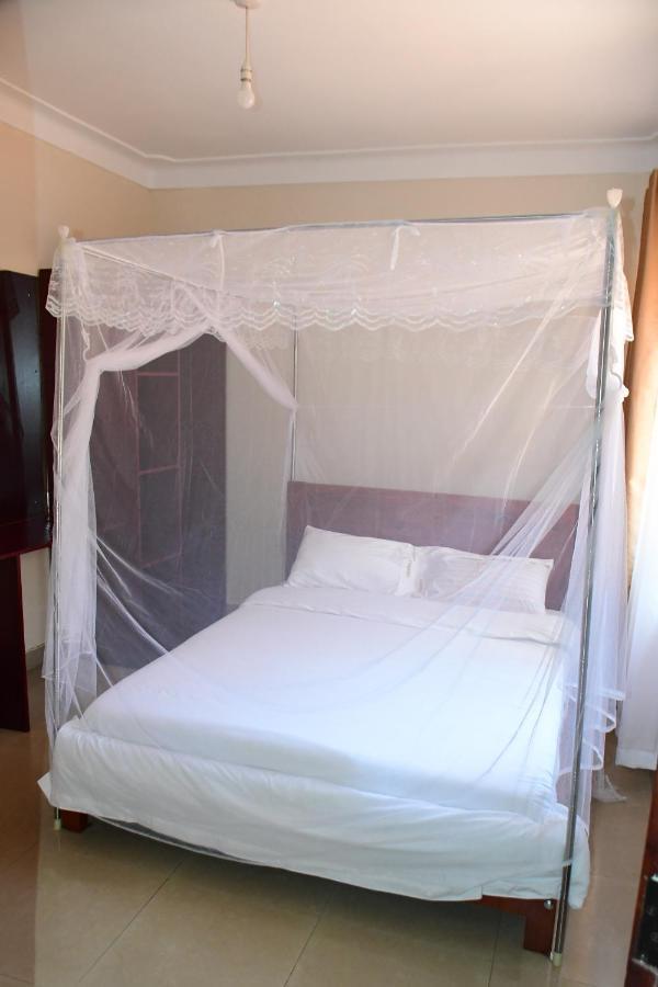 Golden Cherries Guest House Jinja Bagian luar foto