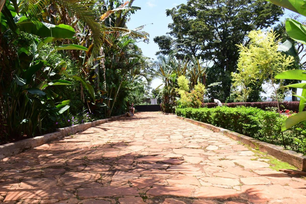 Golden Cherries Guest House Jinja Bagian luar foto