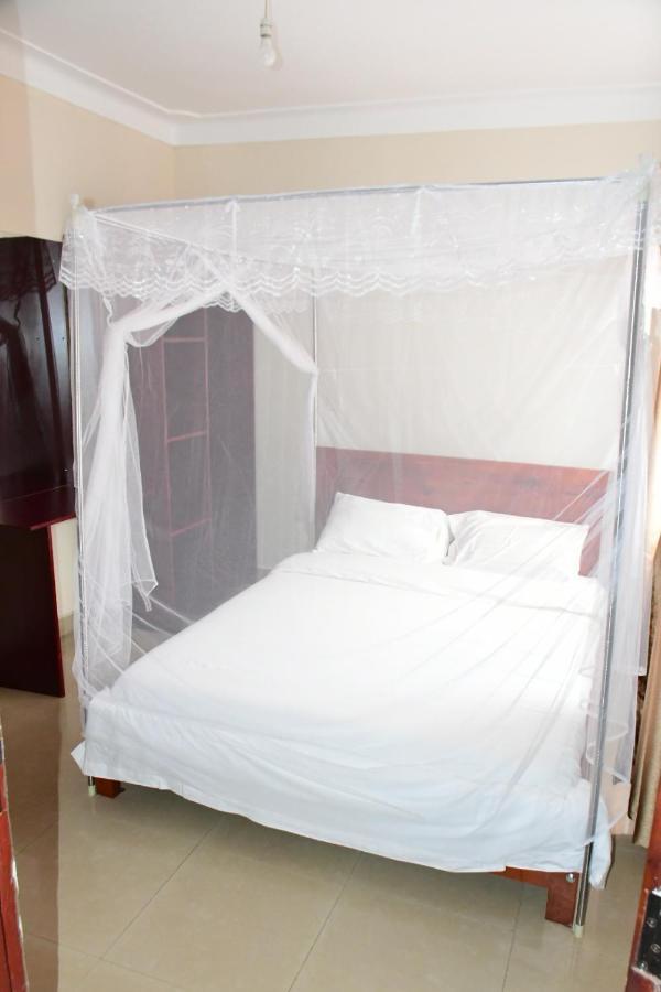 Golden Cherries Guest House Jinja Bagian luar foto
