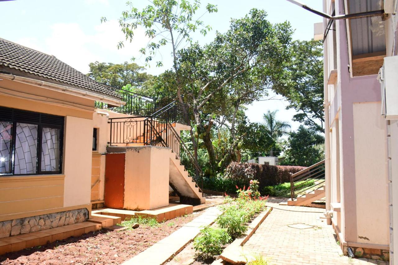 Golden Cherries Guest House Jinja Bagian luar foto